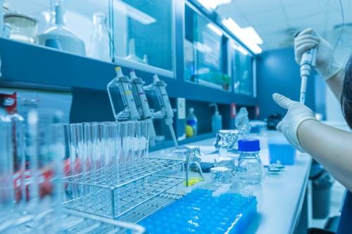 asian-scientist-working-labexperiment-customerusing-formula-physics-chemistry-calculate-value-experimentthailand-people_44277-11667