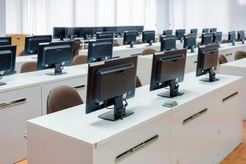 classroom-computers-empty-no-people-with-many-monitor-computer-white-desk_37129-569